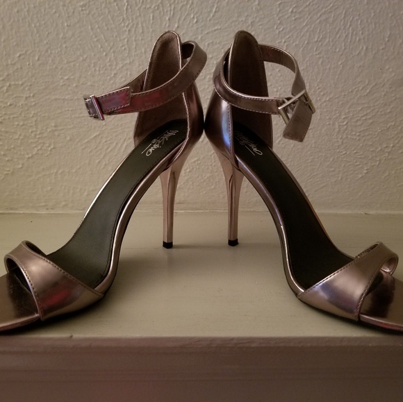Ladies Shoes - Picture 1 of 3